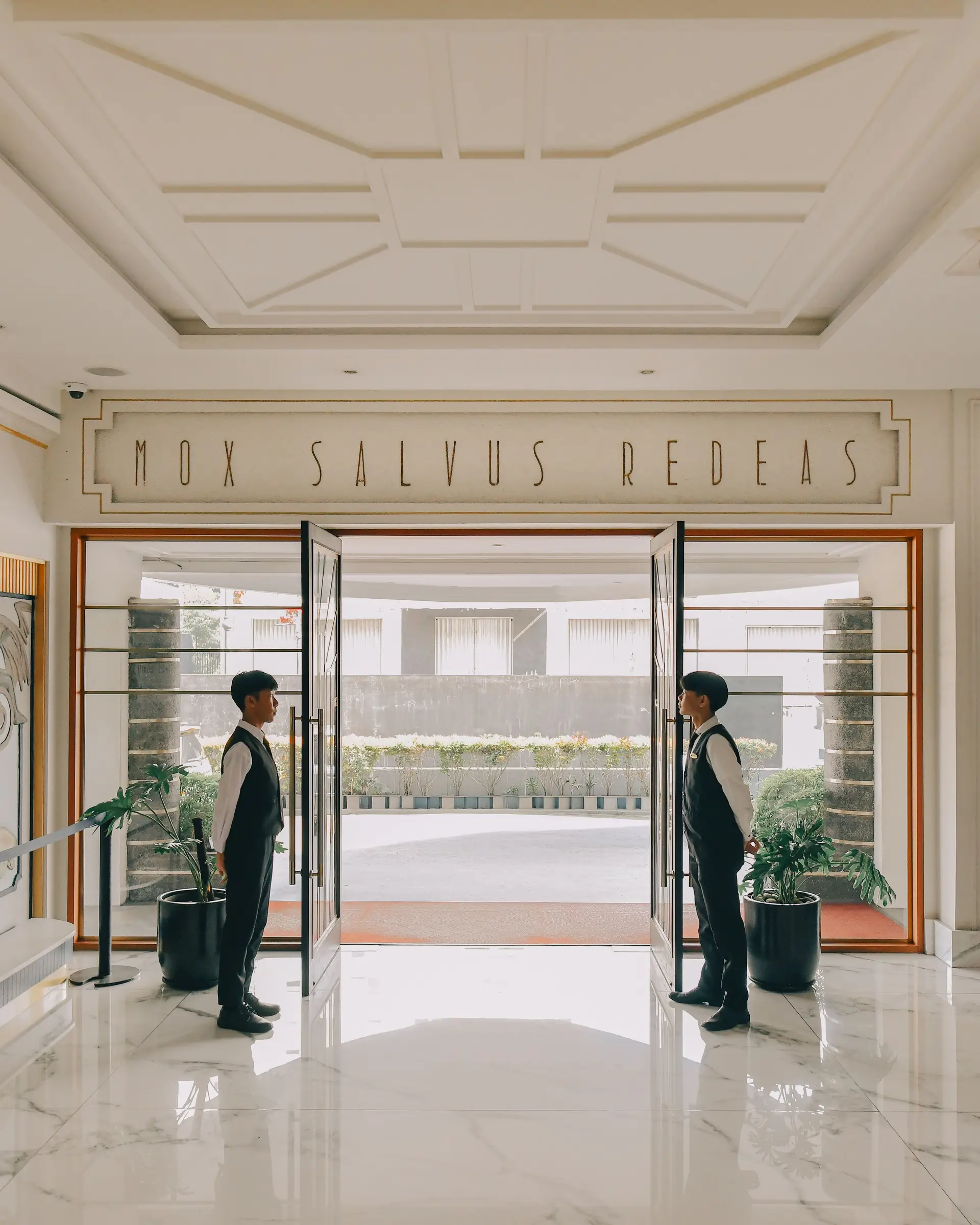 Uniformed staff at Dravessiquegrandhaven entrance