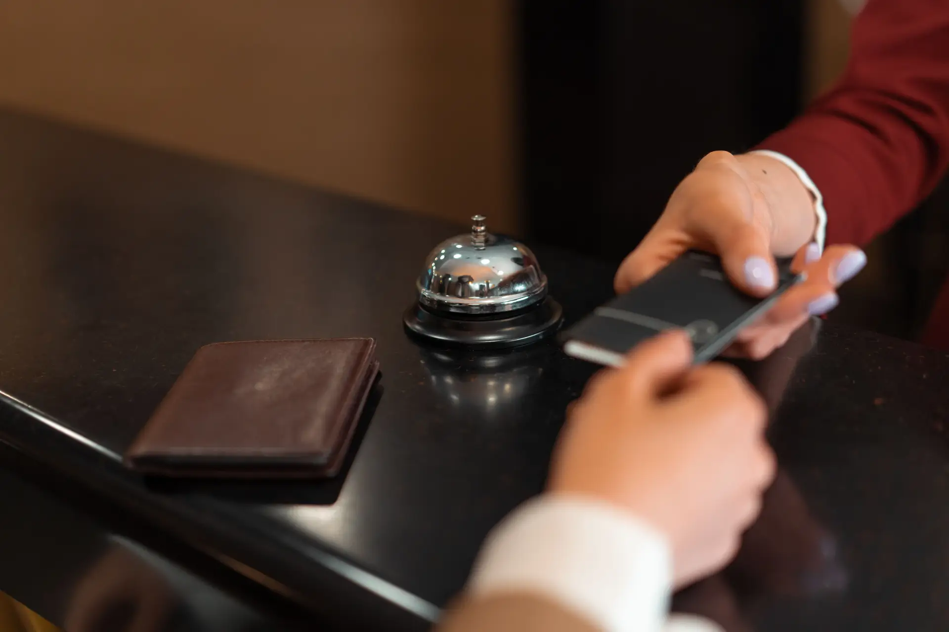Hotel guest check-in at Dravessiquegrandhaven